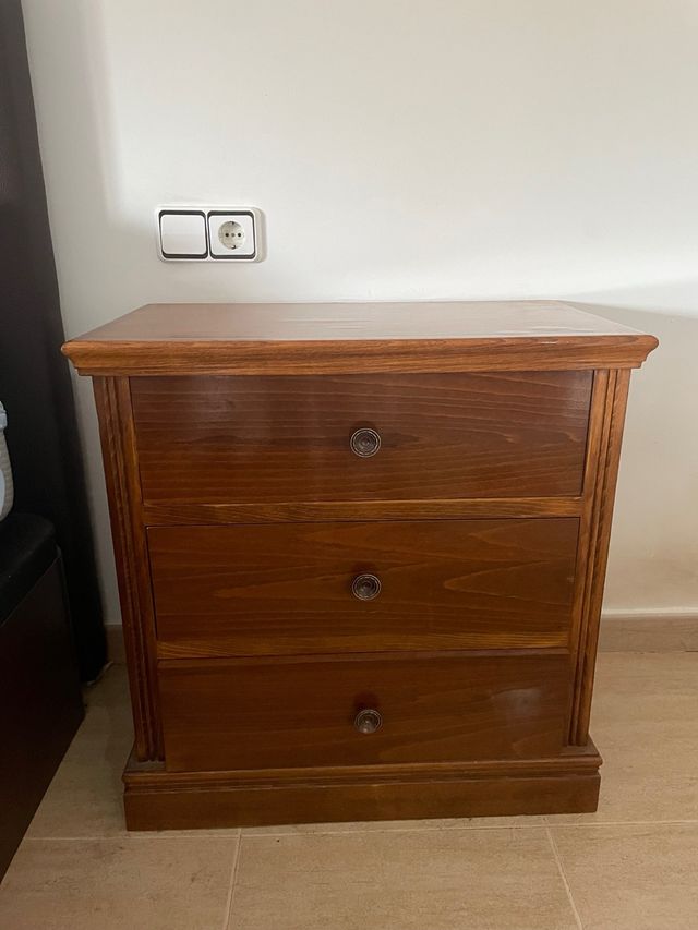 Mesita de noche de madera escucho ofertas