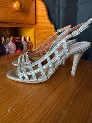 Sandalias de tacón doradas