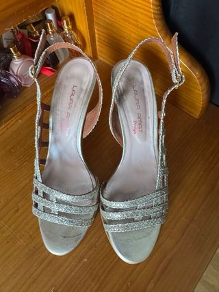 Sandalias de tacón doradas