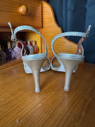 Sandalias de tacón doradas