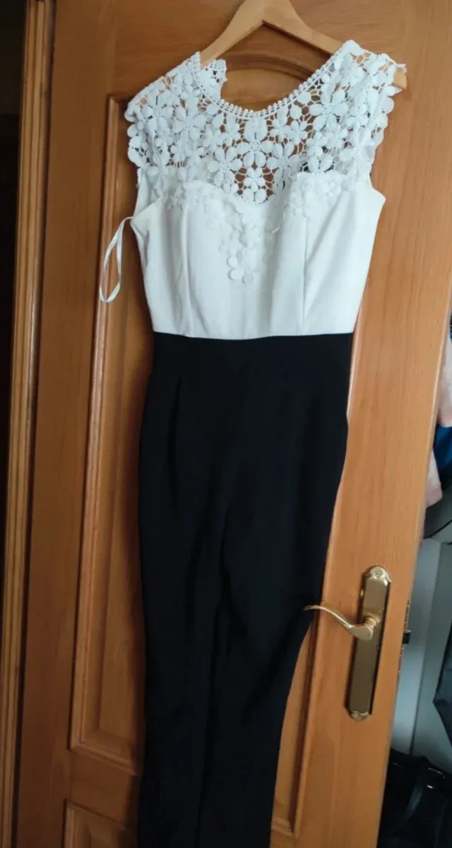 Mono elegante blanco y negro