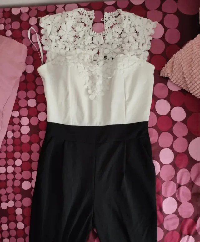 Mono elegante blanco y negro