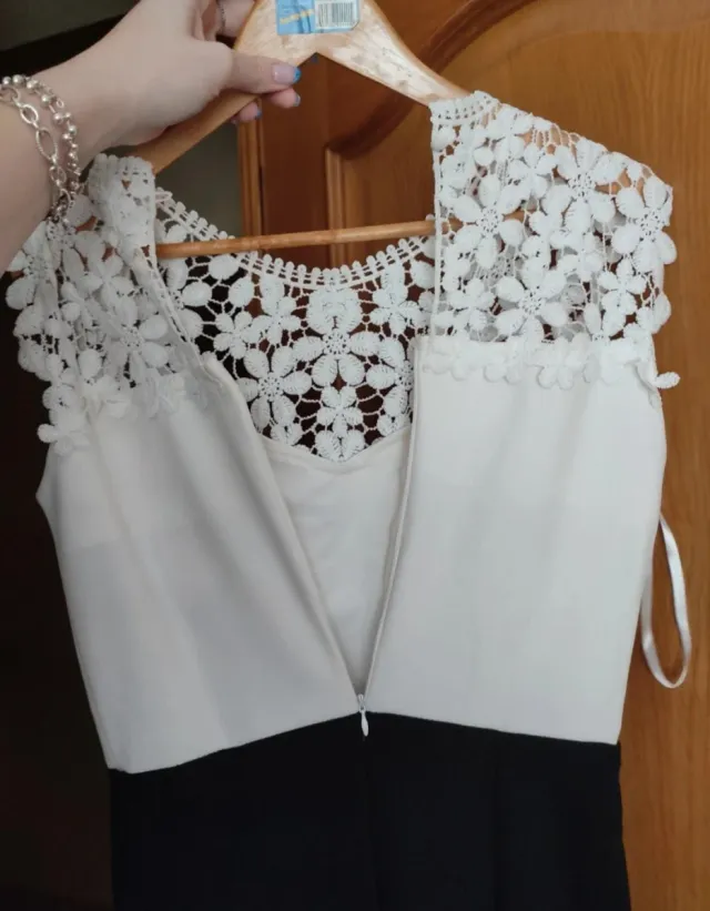 Mono elegante blanco y negro