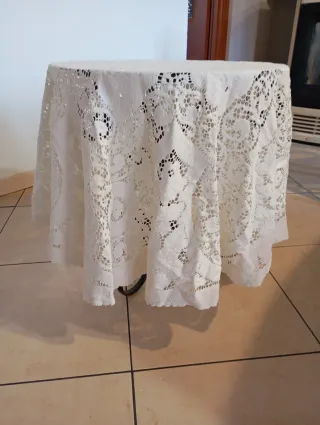 Tovaglia rotonda vintage effetto ricamo