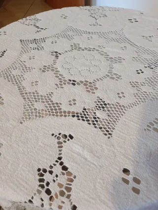 Tovaglia rotonda vintage effetto ricamo
