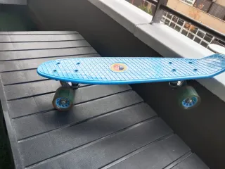 Patinetes azules con luces en ruedas