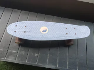 Patinetes azules con luces en ruedas