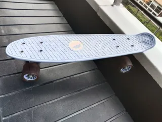 Patinetes azules con luces en ruedas