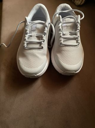 Zapatillas deportivas Under Armour grises y blanca