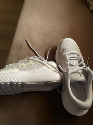 Zapatillas deportivas Under Armour grises y blanca