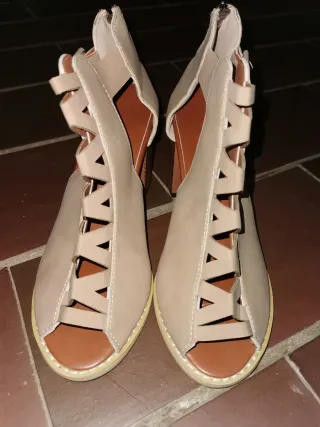 Sandalias beige tacón ancho