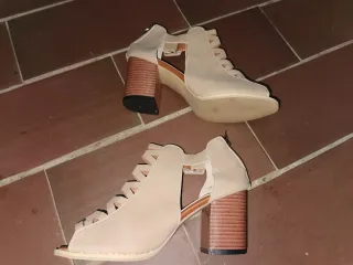 Sandalias beige tacón ancho