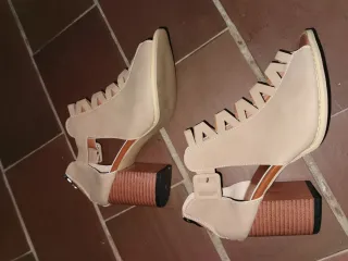 Sandalias beige tacón ancho