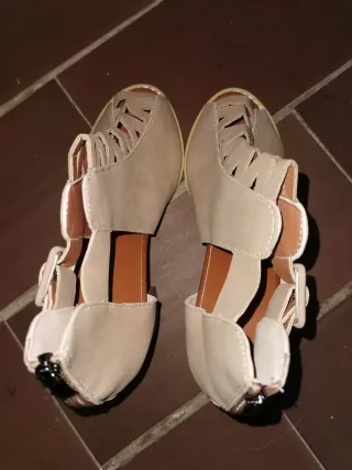Sandalias beige tacón ancho