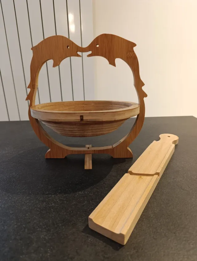 Portafrutta con delfini e tagliere in legno