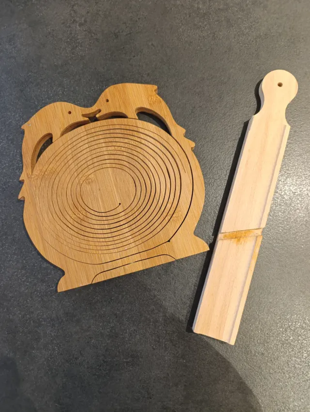 Portafrutta con delfini e tagliere in legno