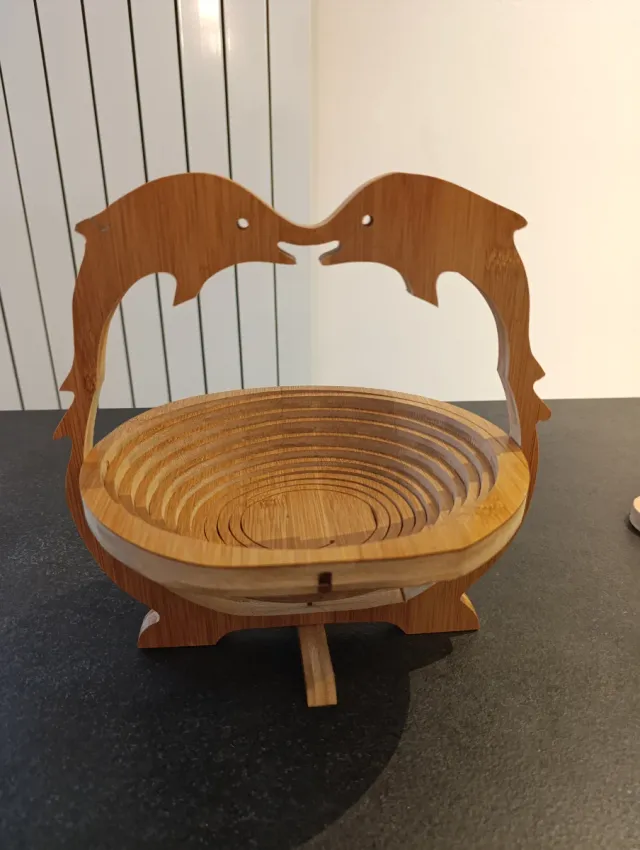 Portafrutta con delfini e tagliere in legno