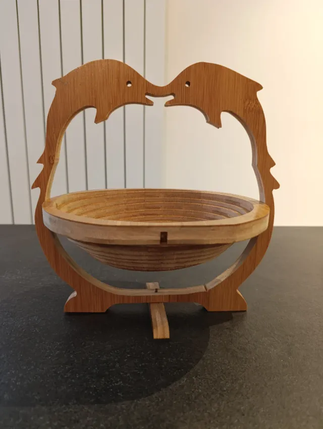 Portafrutta con delfini e tagliere in legno