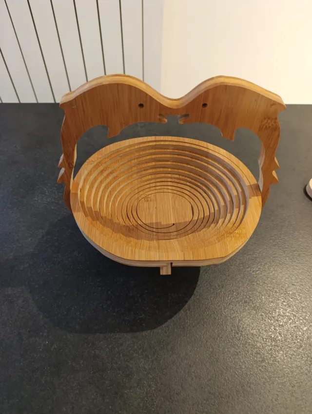 Portafrutta con delfini e tagliere in legno