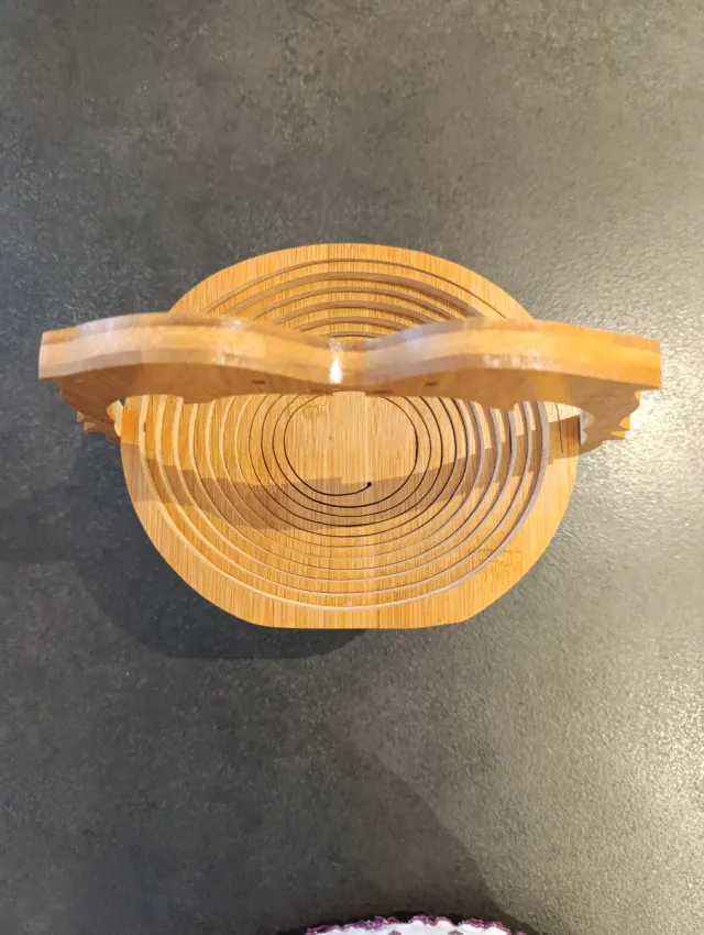 Portafrutta con delfini e tagliere in legno