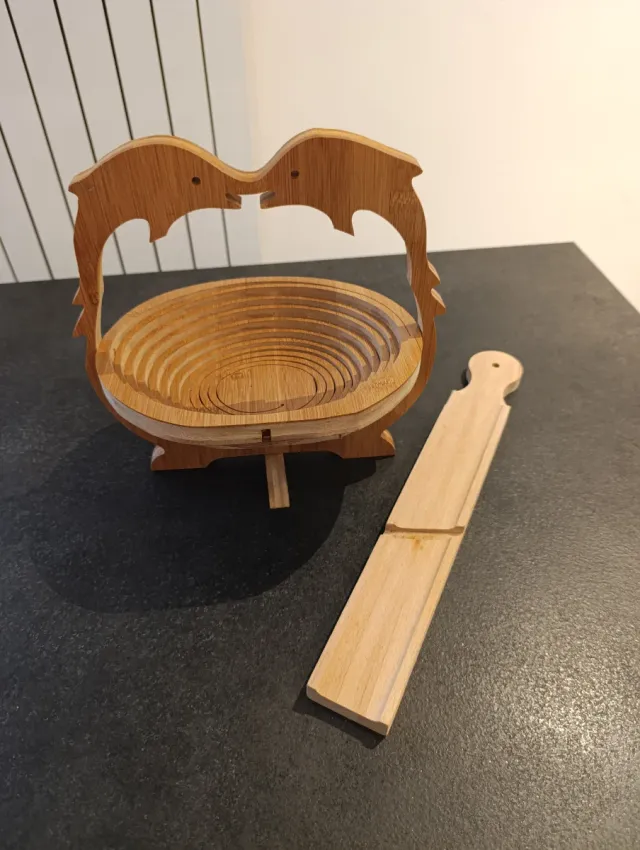 Portafrutta con delfini e tagliere in legno