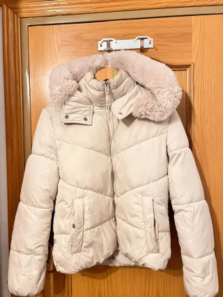 Abrigo acolchado con capucha de pelo