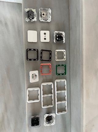 Mecanismos enchufes e interruptores SIMON