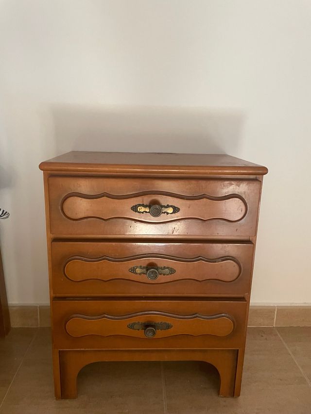 Mesita de noche de madera escucho oferta