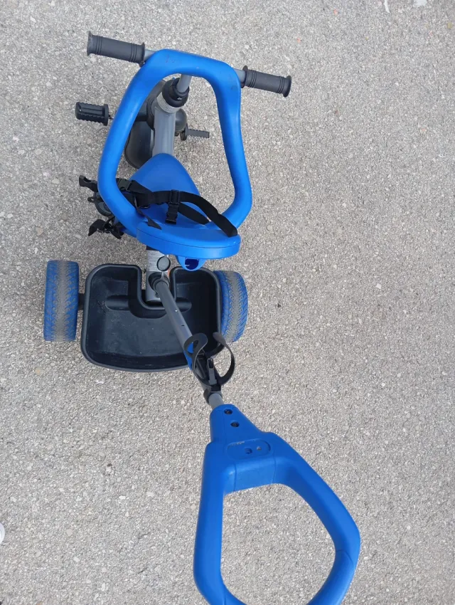 Triciclo infantil Little Tikes azul