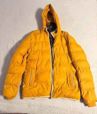 Chaqueta anorak amarilla con capucha