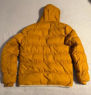 Chaqueta anorak amarilla con capucha