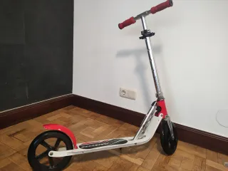 Patinete infantil rojo y blanco