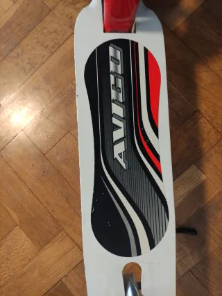 Patinete infantil rojo y blanco