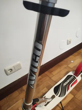 Patinete infantil rojo y blanco