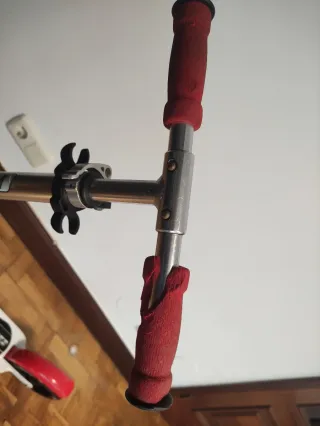 Patinete infantil rojo y blanco