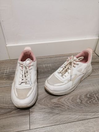 Zapatillas deportivas blancas y rosas