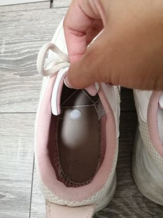 Zapatillas deportivas blancas y rosas