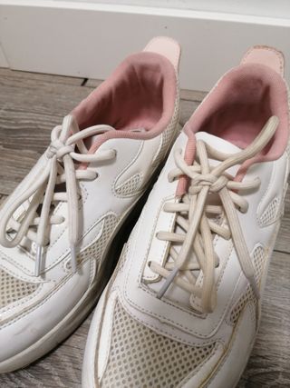 Zapatillas deportivas blancas y rosas