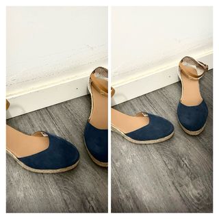 Sandalias de cuña tipo espargatas azules-marrones.