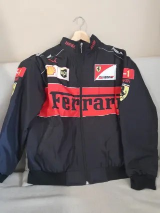 Cazadora con motivos Ferrari