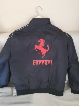 Cazadora con motivos Ferrari