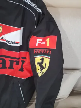 Cazadora con motivos Ferrari
