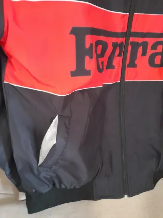 Cazadora con motivos Ferrari