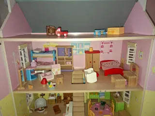 Casa de muñecas de madera