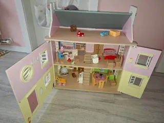 Casa de muñecas de madera