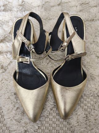 Zapatos de piel dorados