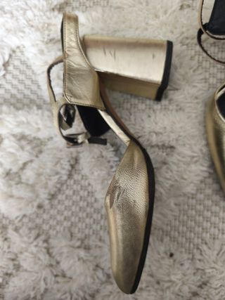 Zapatos de piel dorados