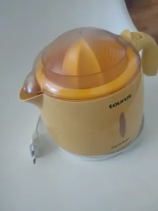 Exprimidor Taurus Amarillo