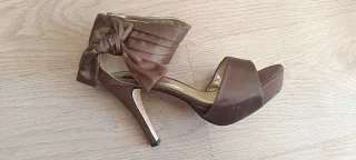 Zapatos de tacón marrón y dorado