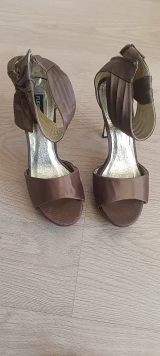 Zapatos de tacón marrón y dorado
